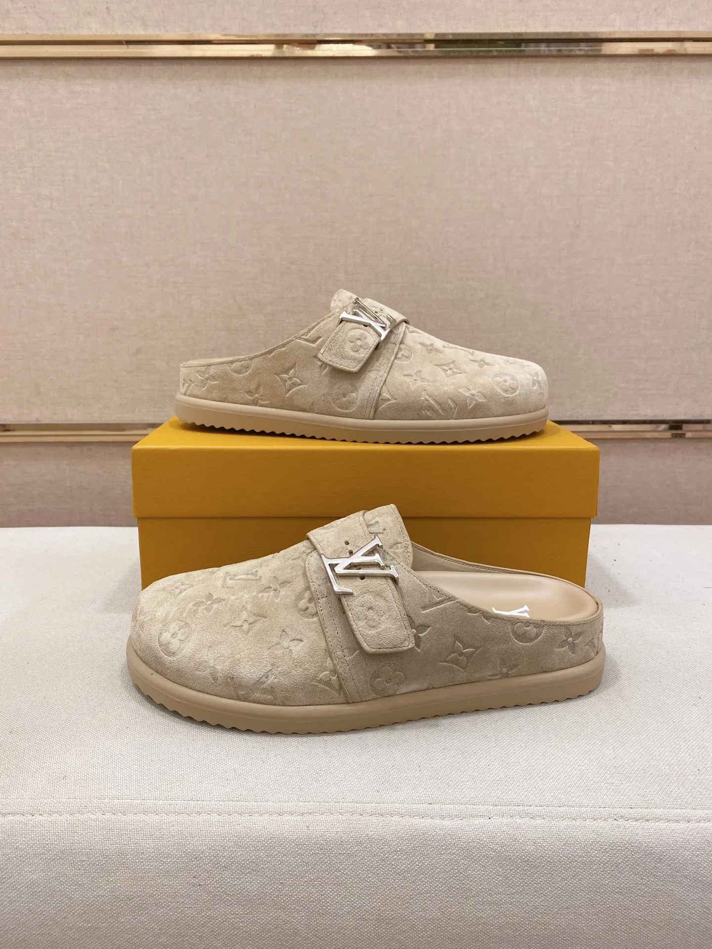 Men's shoes💰: 220💰38-45, LV Easy 2025 new men's casual sandals and slippers, made of suede cow leather, with Monogram pattern to highlight the trendy style. Adjustable straps illuminated with LV letters, while a resilient insole and micro outsole provide lightweight comfort. Made of suede cow leather with embossed Monogram pattern and brand element metal hardware✅Adjustable straps➕Tough insole‼ ️Micro outsole. Comfortable and easy to wear‼ ️